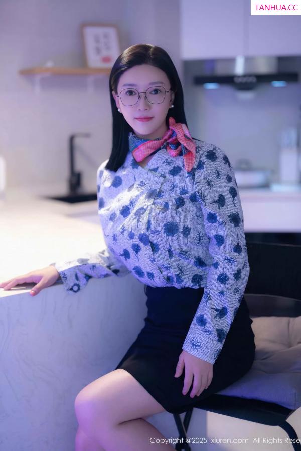   [XiuRen]高清写真图 2025.10.14 No.10866 雅茹老师 OL服饰第4张图片